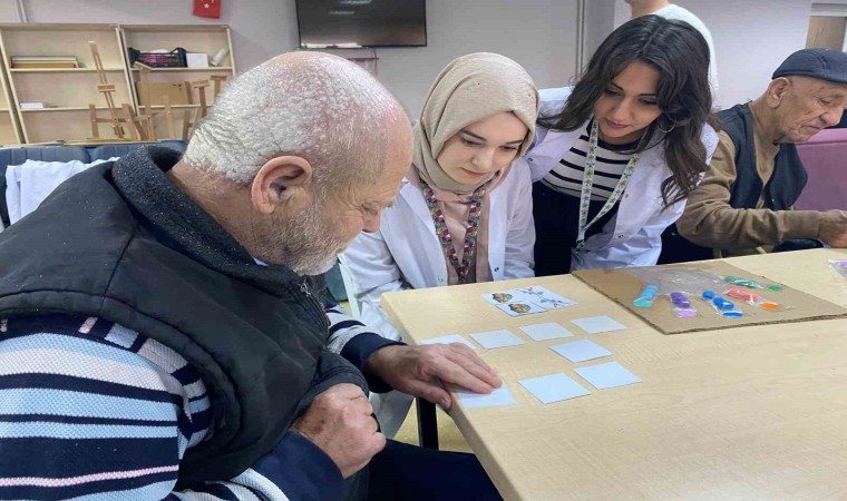 Huzurevindeki yaşlılar sosyal aktivitelerle vakit geçiriyor