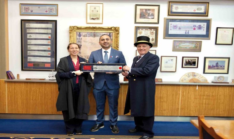 İngilterede bir Türk iş insanına “Freeman Onur Ödülü” verildi