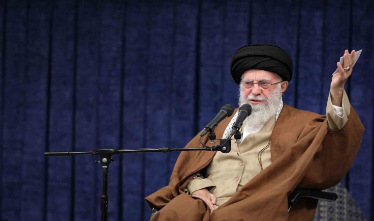 İran Dini Lideri Hamaney: “İsrail, Suriye üzerinden Hizbullahı yok edeceğini zannediyor”