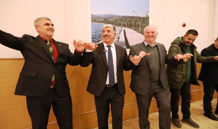 İşçiler, toplu iş sözleşmesini Belediye Başkanı ile halay çekerek kutladı