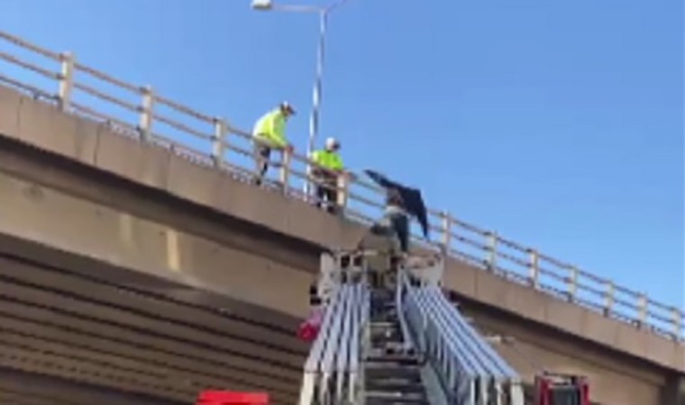 İzmirde korku dolu anlar: Köprüden aşağı atladı