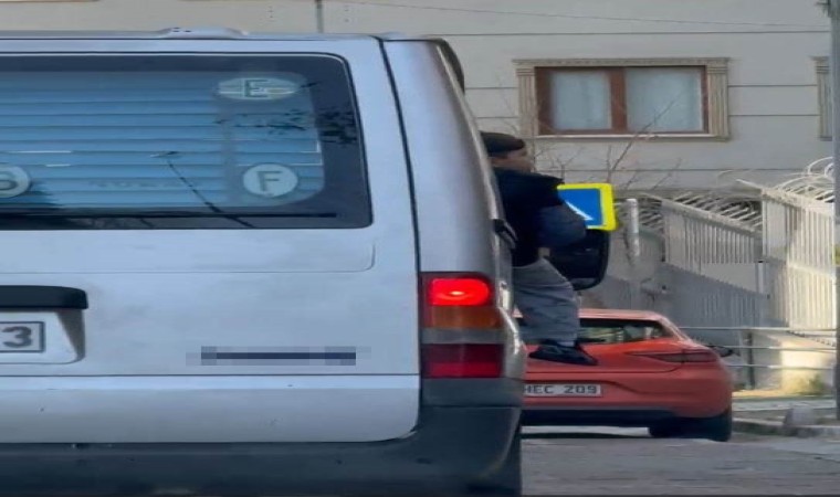 Kağıthanede küçük çocuğun tehlikeli yolculuğu yürekleri ağızlara getirdi