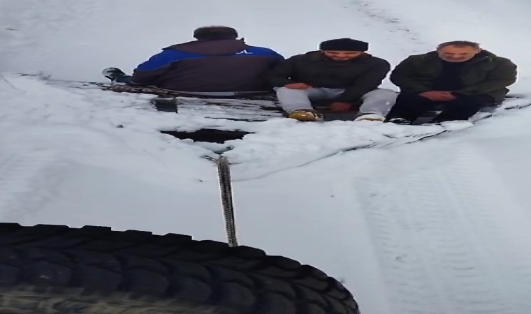 Kapalı köy yolunu eğlenceli bir yöntemle kendileri açtılar