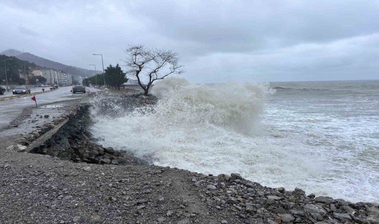 Karadenizdeki dev dalgalar, sahil yoluna zarar verdi