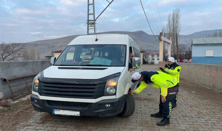 Karsta jandarma okul servislerini denetledi