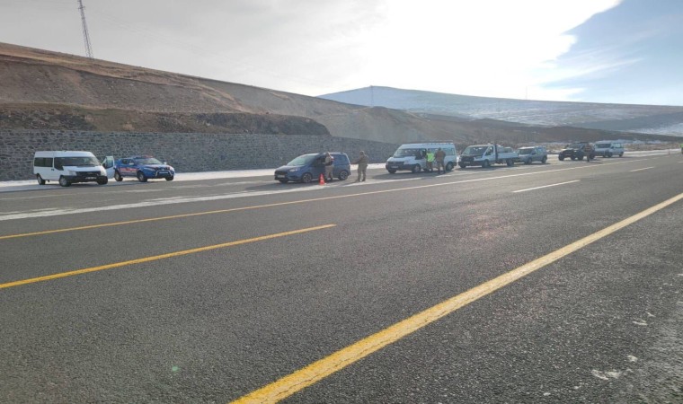 Karsta jandarma uygulamaları sürüyor