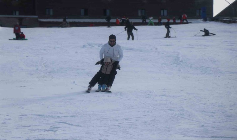 Kartalkayada kayak sezonu erken açıldı: Pistlerde 1 metre kar