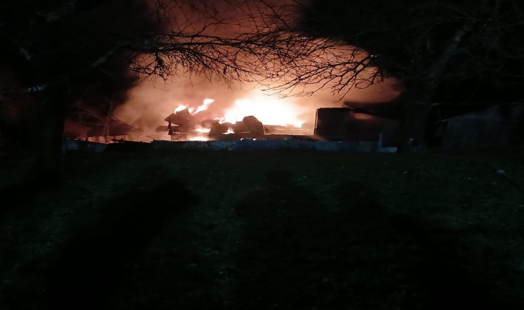 Kastamonuda 2 katlı ahşap ev küle döndü