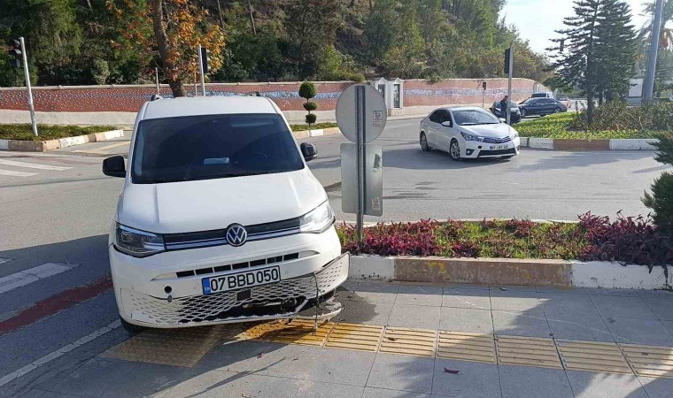 Kavşak sisteminde araçlar çarpıştı, şans eseri yaralanan olmadı