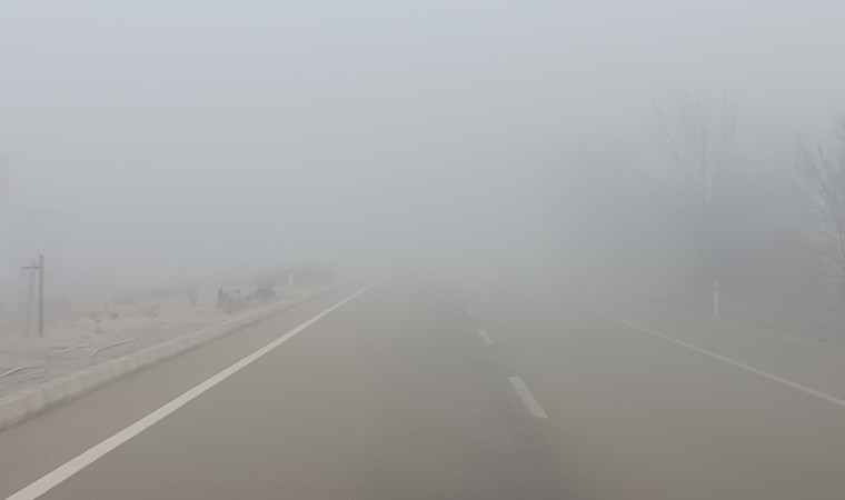 Kırşehir-Kırıkkale yolunda sis sürücülere zor anlar yaşatıyor