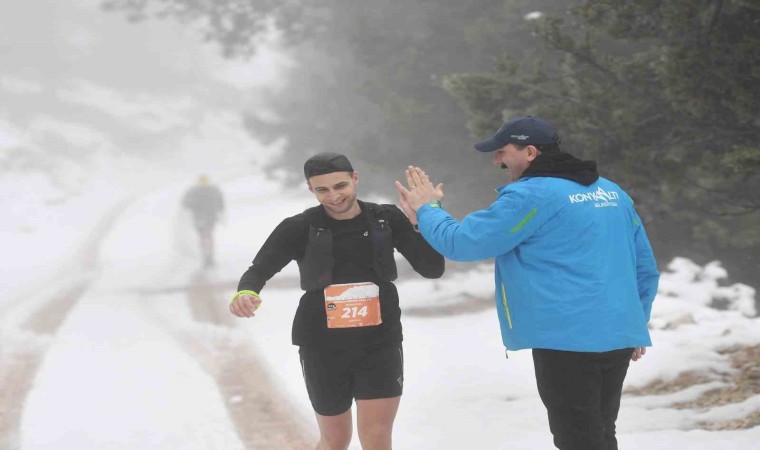 Konyaaltını maviden beyaza koşarak keşfettiler