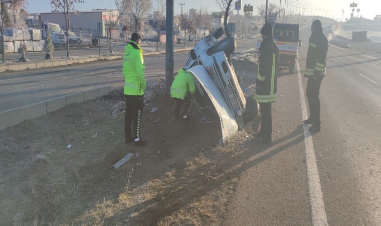 Köpeğe çarpan otomobil takla attı: 2 yaralı