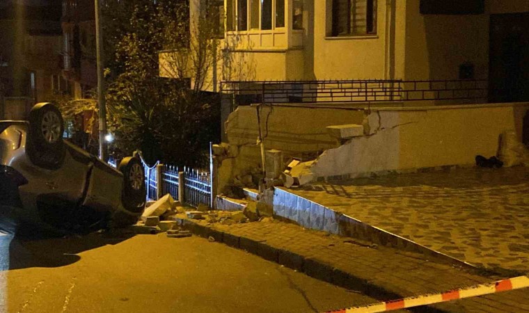 Küçükçekmecede kontrolden çıkan araç duvara çarparak takla attı