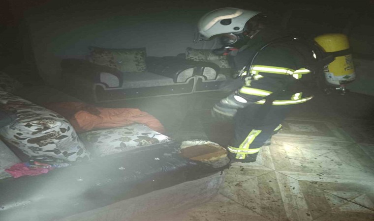 Kumluda çıkan ev yangını