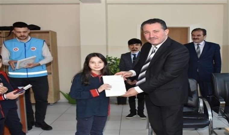 Kuran-ı Kerim dersini seçen ortaokul öğrencilerine hediye