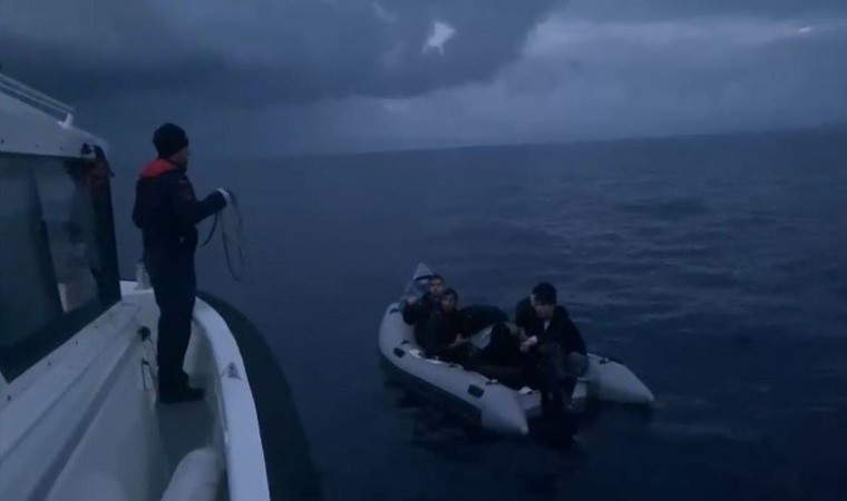 Lastik bot içerisindeki 4 düzensiz göçmen kurtarıldı