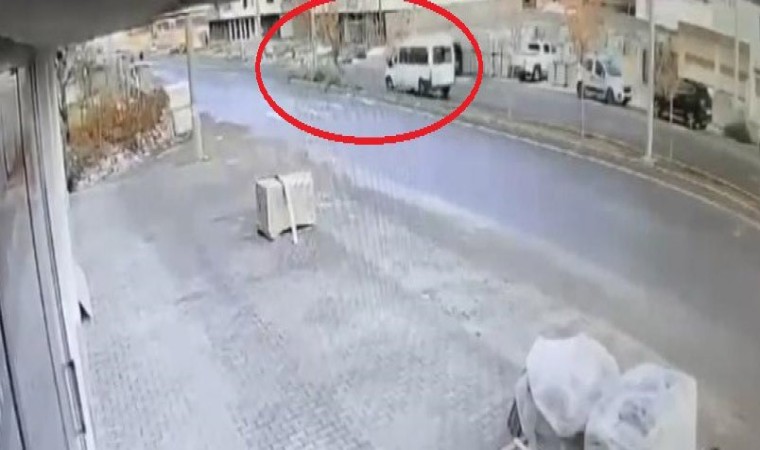 Mardinde minibüsün öğretmene çarptığı anlar güvenlik kamerasına yansıdı