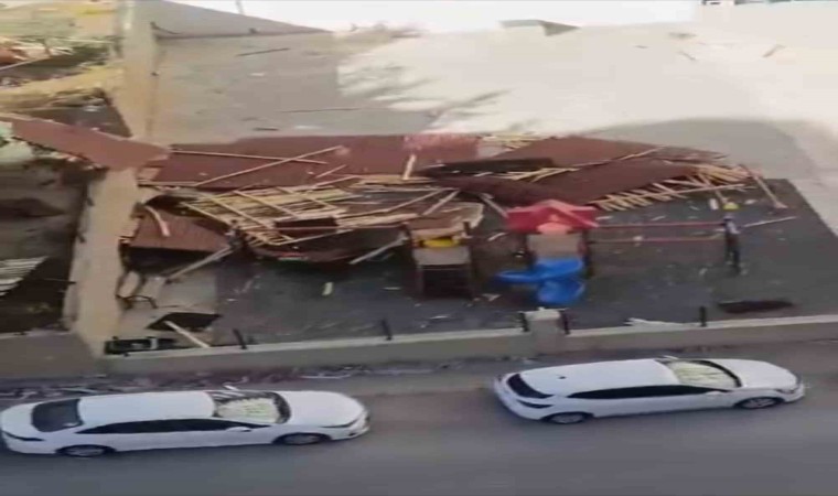 Mardinde şiddetli fırtına çatı uçurdu