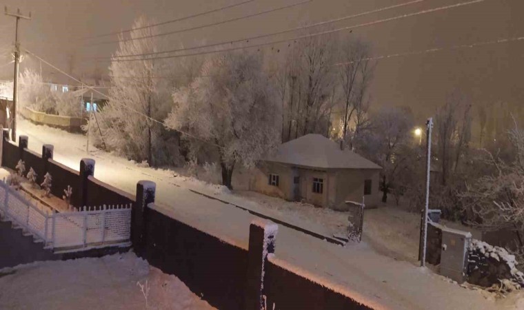 Muradiyede kar yağışı: 27 yerleşim yerinin yolu kapandı