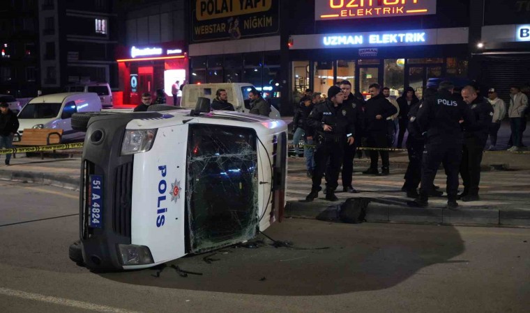 Niğdede polis otosu ile otomobil çarpıştı: 6 yaralı