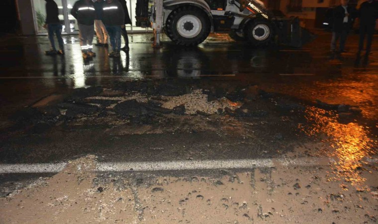 Orduda şebeke suyu patladı, asfalt yarıldı