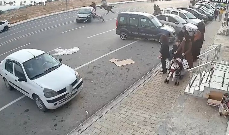 Otomobille çarpışan motosikletteki 2 kişi ağır yaralandı