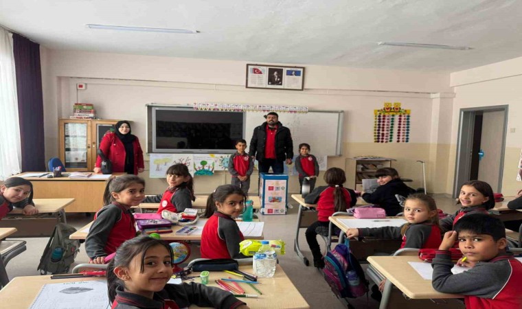 Oyuncaklar öğrencilere hediye edildi