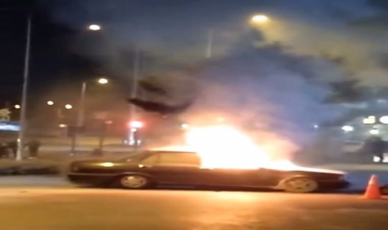 Park halindeki otomobil alev topuna döndü