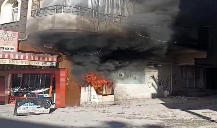 Şanlıurfada elektrik panosunda korkutan yangın kamerada