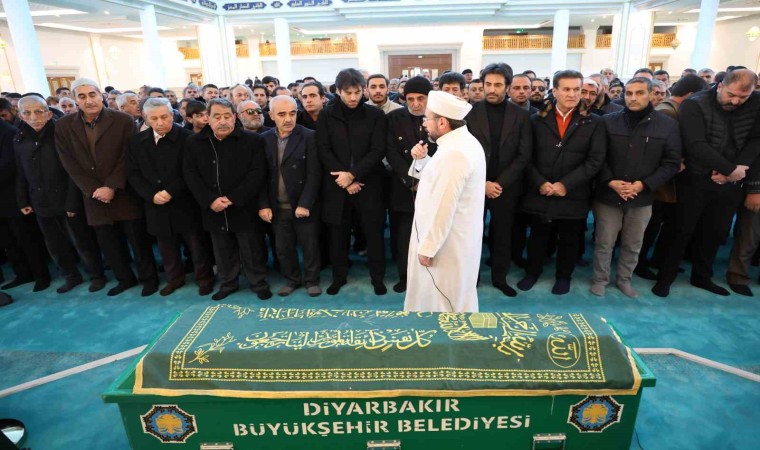 Şarkıcı ve yönetmen Mahsun Kırmızıgülün annesi son yolculuğuna uğurlandı