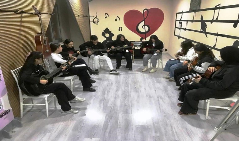 Ses ve enstrüman eğitimi ile gençlerin sanatsal gelişimi sağlanıyor
