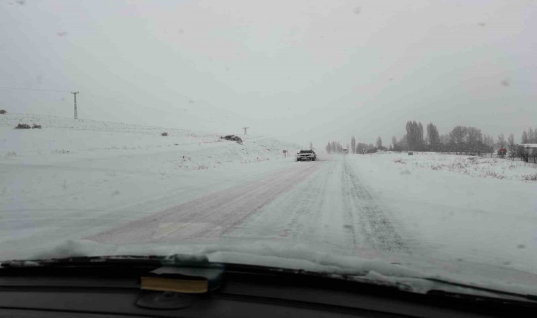 Sivasta 34 yerleşim yeri ulaşıma kapandı