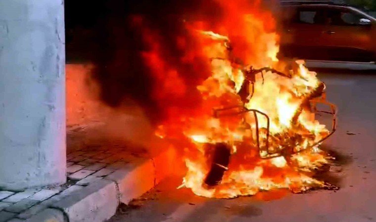 Sökede motosiklet yangını korkuttu