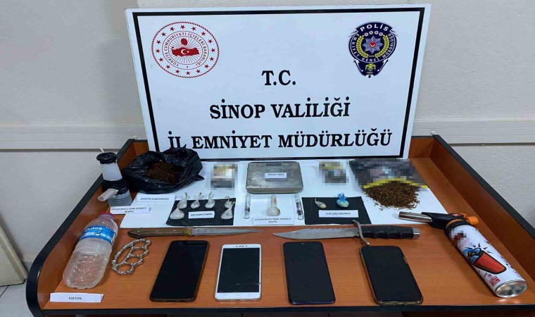 Şüphe üzerine durdurulan otomobilden uyuşturucu madde ve kesici alet çıktı: 3 tutuklama