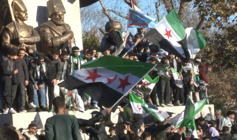 Suriyede Esed rejiminin son bulmasının ardından Suriyeliler Saraçhaneye yürüdü