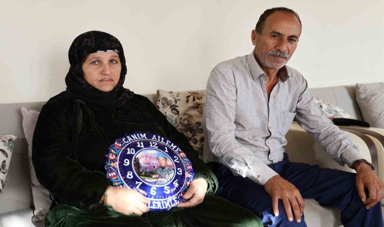 Suriyede tutuklu olan oğullarından gelecek haberi bekliyorlar