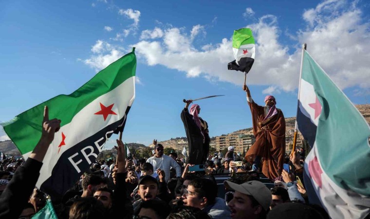 Suriyeliler, cuma namazının ardından Emevi Meydanına akın etti