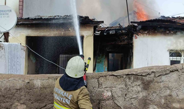 Tek katlı evde çıkan yangın korkuttu