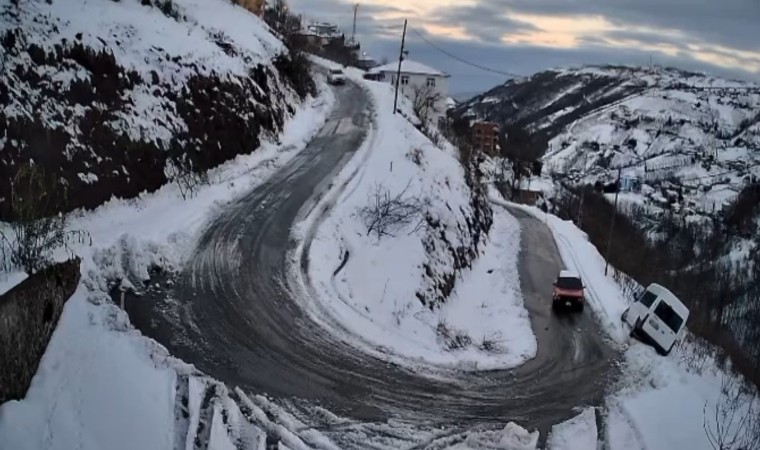 Trabzonda virajı alamayan minibüs uçuruma yuvarlandı: 1 ölü, 1 yaralı