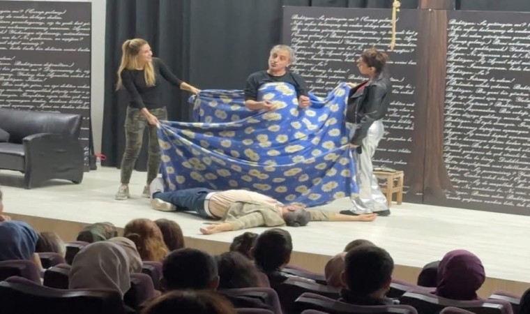 Ünlü isimlerin sahne aldığı Başka Sen Yok Ki ayakta alkışlandı