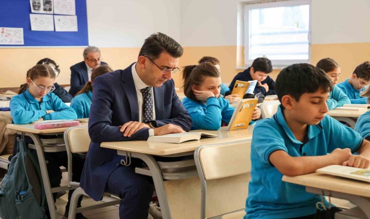 Vali Aygöl, öğrencilerle önce kitap okudu sonra voleybol oynadı