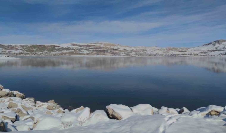 Vandaki Sıhke Göletinin yüzeyi kısmen dondu
