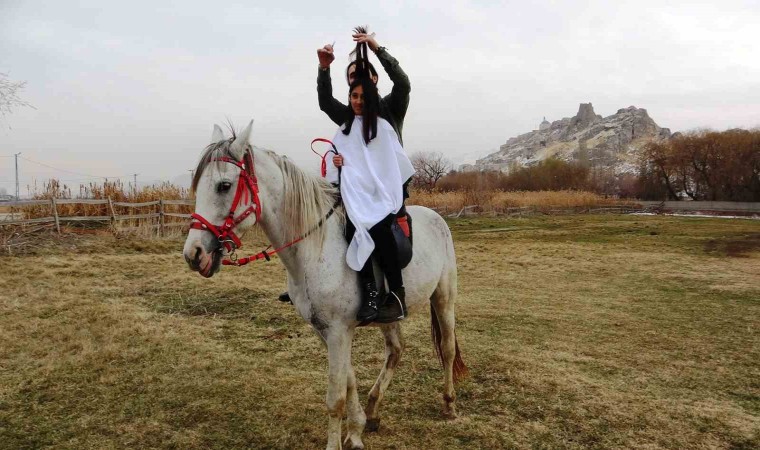 Vanlı kuaför at sırtında saç kesti