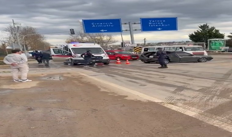 Yalovada iki otomobil çarpıştı: 3 yaralı