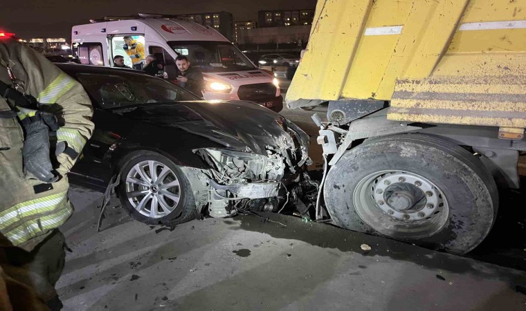 Zeytinburnu E-5te otomobil polis aracına çarptı: 3 yaralı