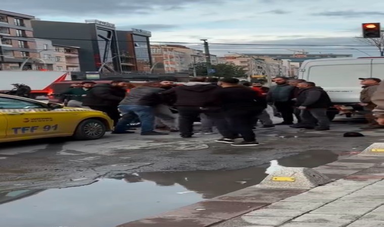 Zeytinburnunda kadının cep telefonunu çalan şahsı vatandaşlar yakaladı