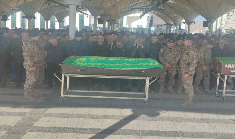 15 Temmuz şehidi polis Sezenin annesi son yolculuğuna uğurlandı