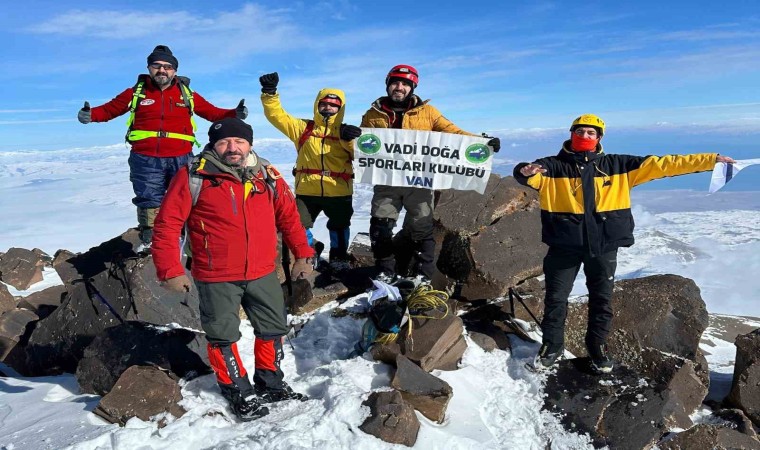 6 dağcı 4 bin 58 rakımlı Süphan Dağına tırmandı
