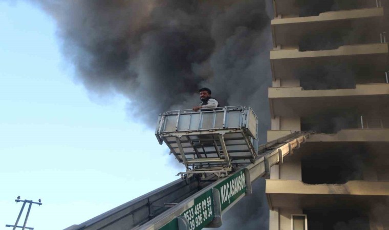 Alanyada 12 katlı inşaattaki yangına 23 itfaiye aracı ve 100ün üzerinde personel müdahale etti