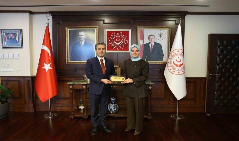 Bakan Göktaş, sanatçıların bağışladığı 2,1 milyon TLlik ödülü devlet korumasındaki çocuklar için teslim aldı